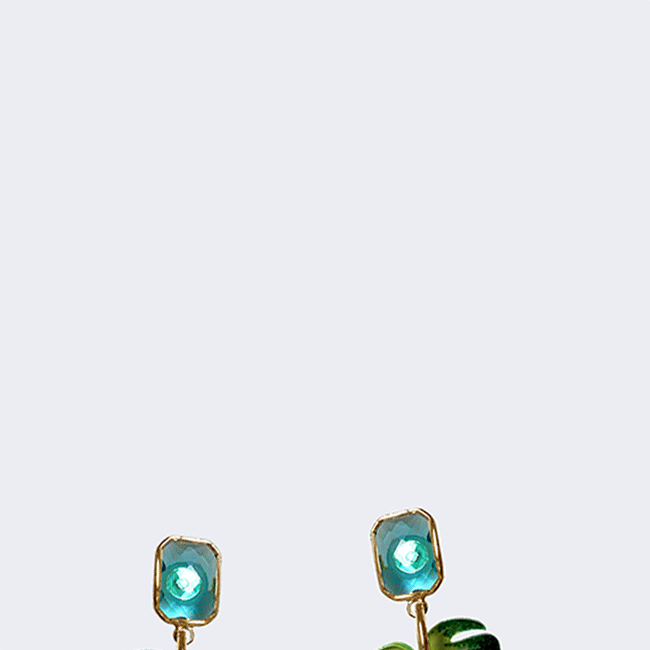 Mano en el agua de una piscina con anillo y pulsera